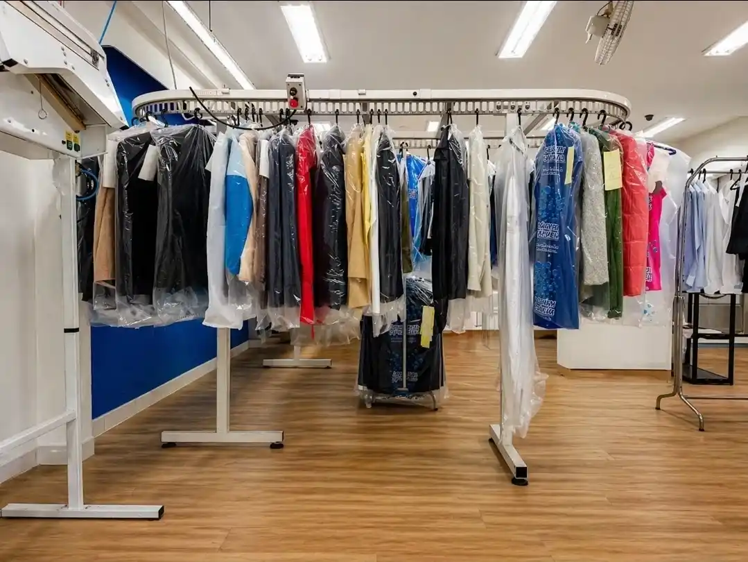 Roupas organizadas prontas para entrega
